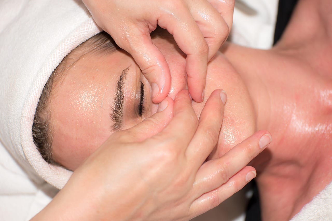 Chemical peel treatment for acne scars and skin brightening in Karachi